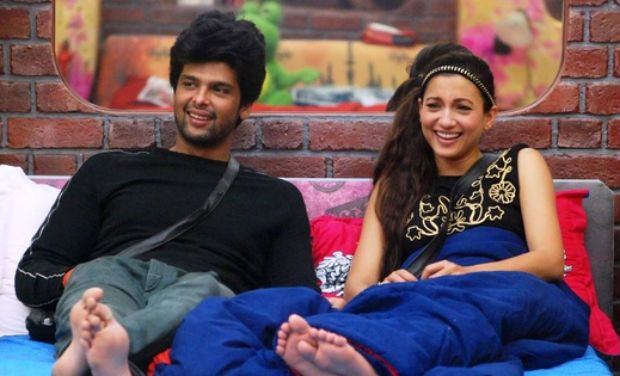 Bigg Boss 7: Kushal Tandon proposes to Gauahar Khan on national TV!